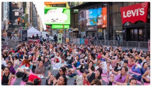 આંતરરાષ્ટ્રીય યોગ દિવસ 2025 ની ઉજવણી માટે ન્યૂ યોર્કનો ટાઇમ્સ સ્ક્વેર ઓપન એર યોગ સ્ટુડિયોમાં ફેરવાયો