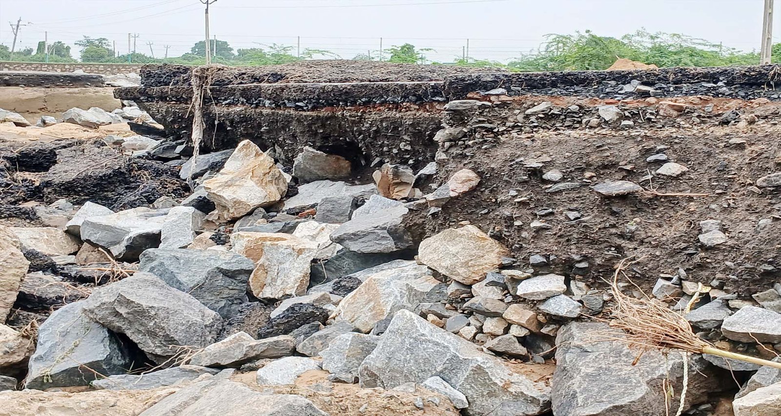 પાલનપુરના કુંપરથી ધાણધા જવાના ઉંમરદસી નદી પર આવેલો કોઝવે ધોવાયો