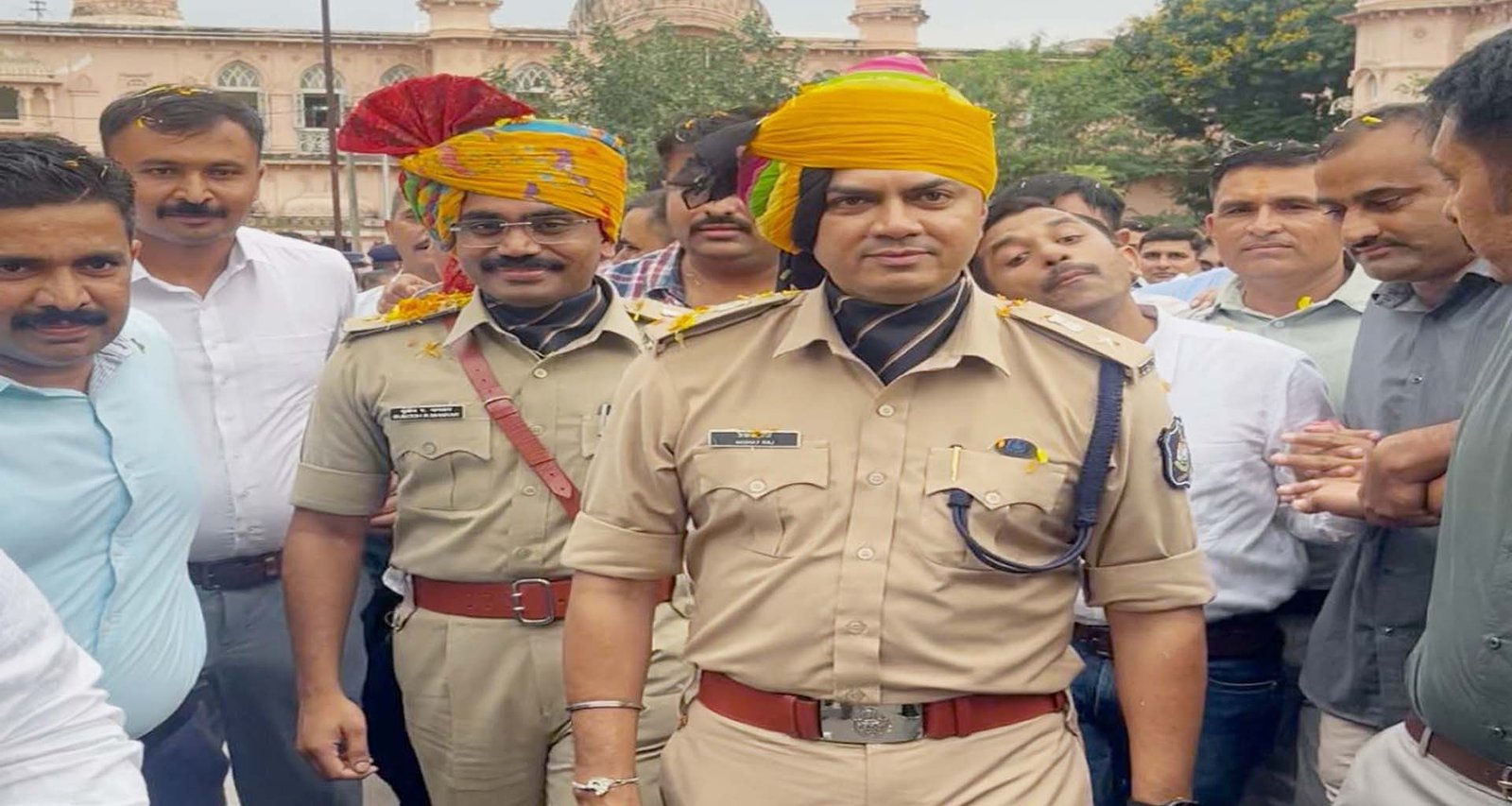 બનાસકાંઠાના જિલ્લા પોલીસ વડાને કેસરી પાઘડી પહેરાવી ભાવભીની વિદાય