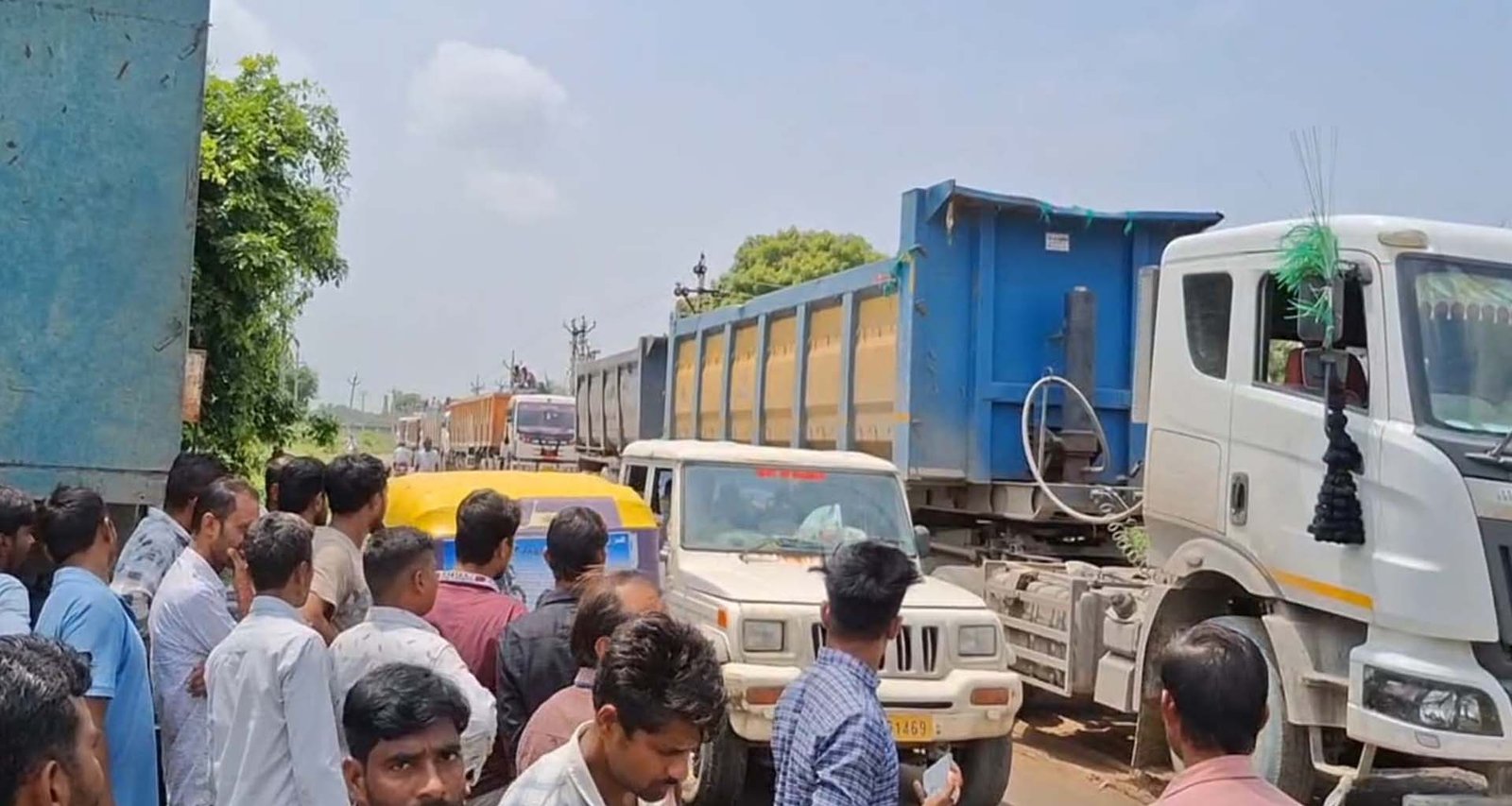 ડીસા વાંસડા રોડ પર ગ્રામજનોએ આવેદનપત્ર આપ્યું