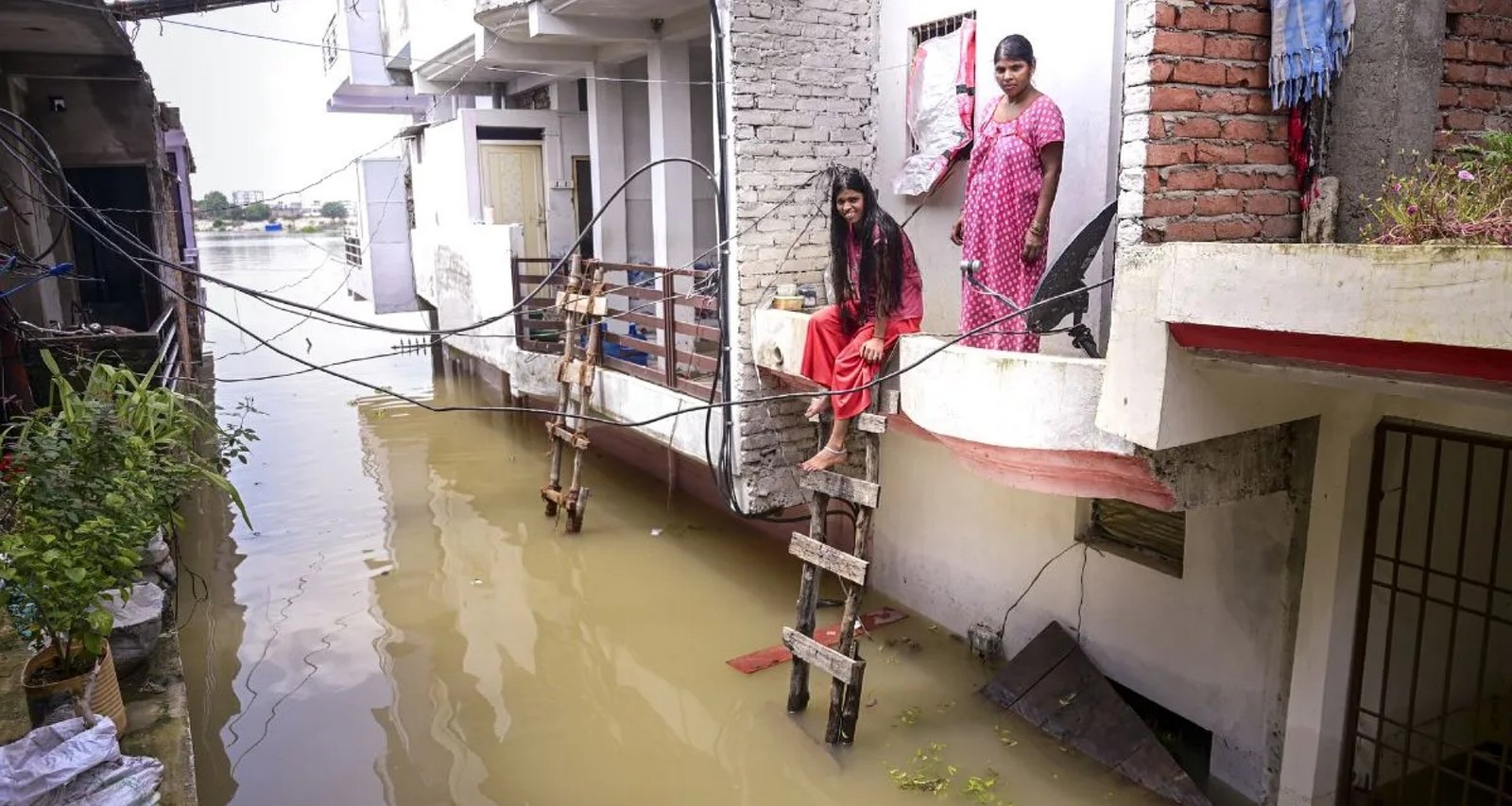 ઉત્તર પ્રદેશમાં પૂરની આફતનો સામનો કરવા માટે યુદ્ધના ધોરણે તૈયારીઓ