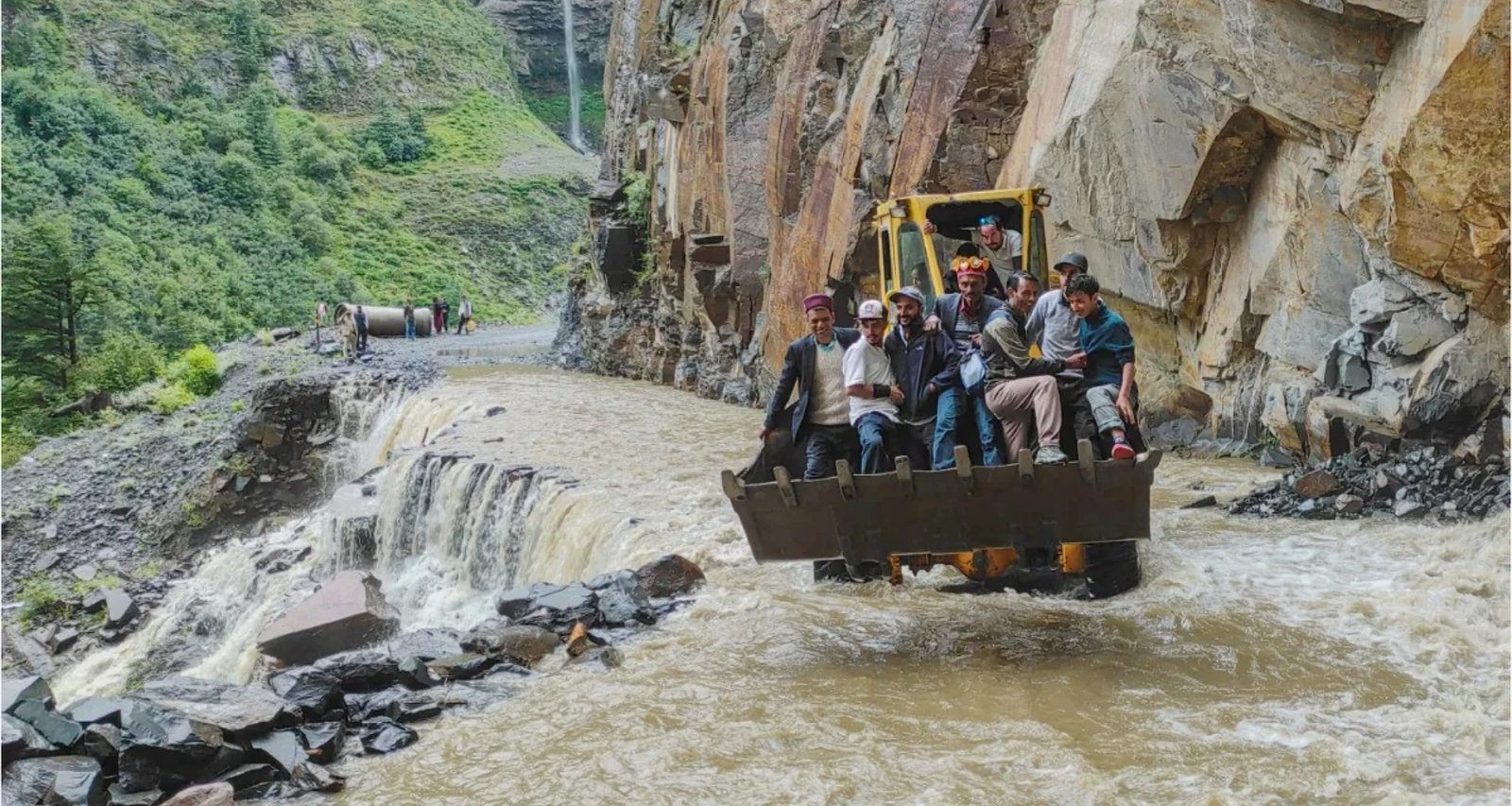 હિમાચલ પ્રદેશમાં વાદળ ફાટવાની અને પૂરની આશંકા, 325 રસ્તાઓ વાહનવ્યવહાર માટે બંધ