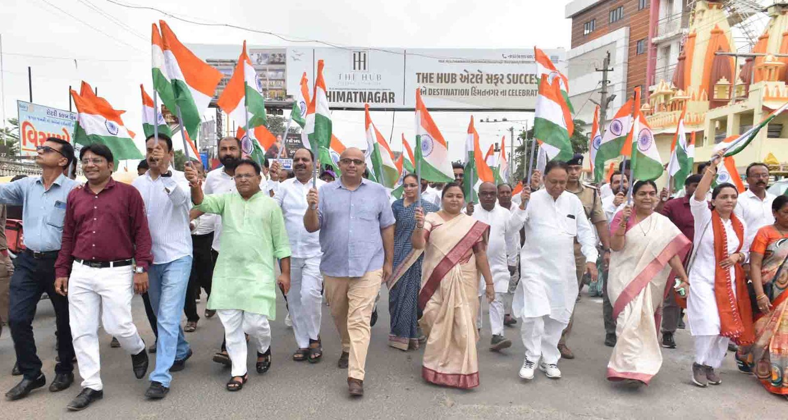 હર ઘર તિરંગા અભિયાન; હિંમતનગર ખાતે ભવ્ય તિરંગા યાત્રા યોજાઈ શહેર દેશભક્તિના રંગે રંગાયુ