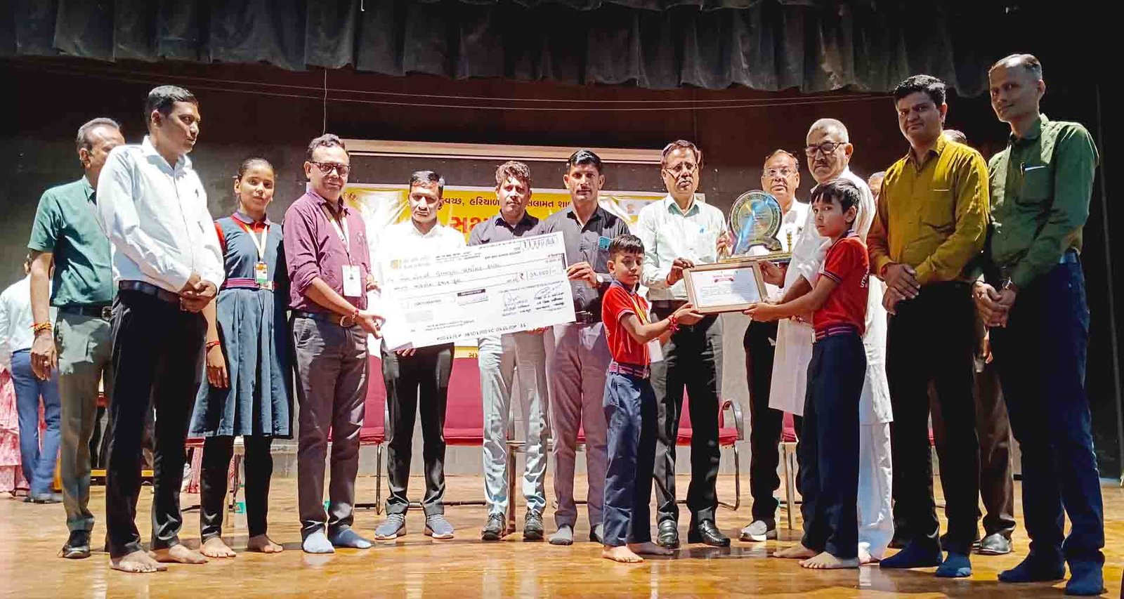 બનાસકાંઠામાં જિલ્લા અને તાલુકા કક્ષાએ શ્રેષ્ઠ પ્રાથમિક તથા માધ્યમિક શાળાઓને એવોર્ડથી નવાજવામાં આવી