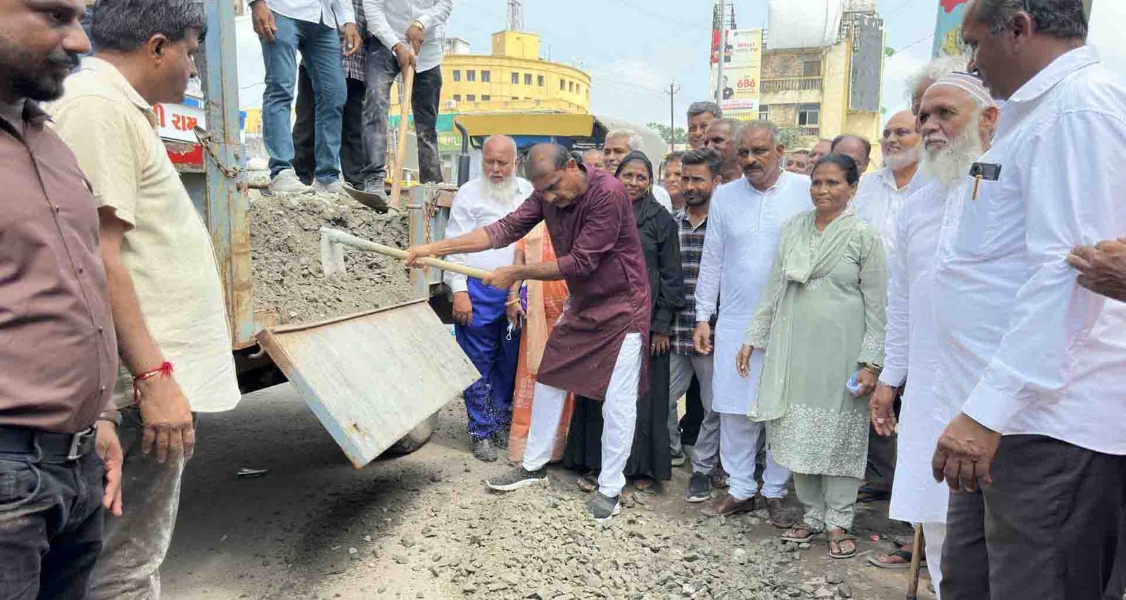 પાટણ ધારાસભ્ય એ સેવાકીય પ્રવૃત્તિ સાથે શહેરના ખાડાઓ જાતે પુરાણ કરી પોતાના જન્મ દિવસ અનોખી રીતે ઉજવણી કરી