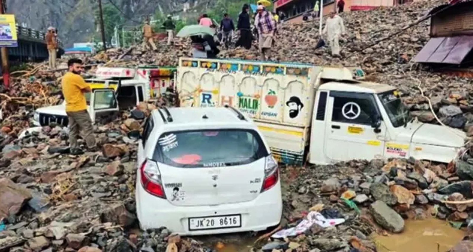 જમ્મુ કાશ્મીરમાં ભારે વરસાદને કારણે થયેલા ભૂસ્ખલનને કારણે 700 થી વધુ લોકો પ્રભાવિત