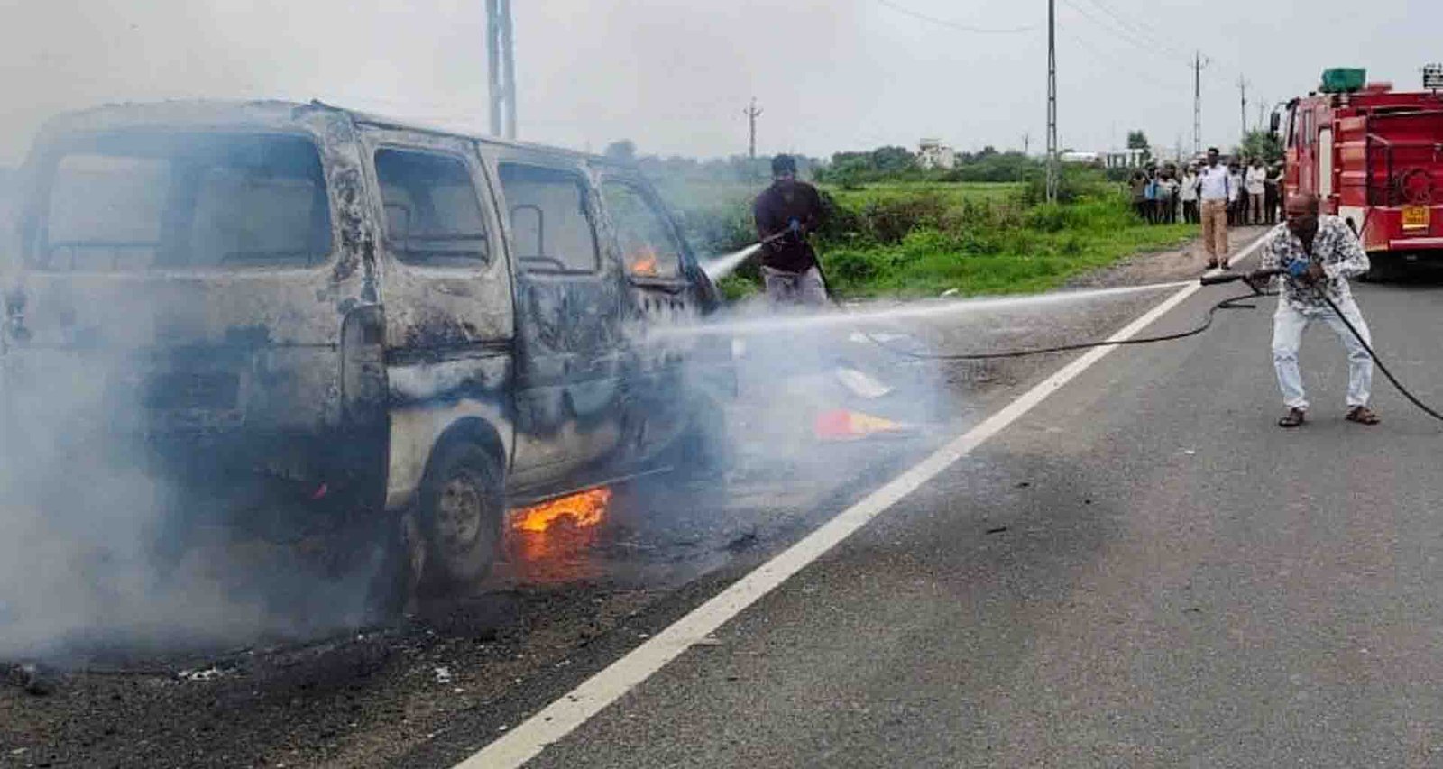 સાબરકાંઠા; વિજાપુર હાઇવે પર સીએનજી ઈકો ગાડીમાં આગ લાગતા અફડાતફડી