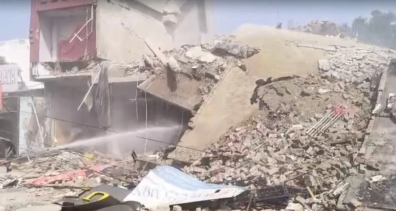 સુપ્રીમ કોર્ટના આદેશ પર મેરઠમાં બુલડોઝર કાર્યવાહી, સેન્ટ્રલ માર્કેટના ગેરકાયદેસર સંકુલને તોડી પાડવામાં આવ્યું