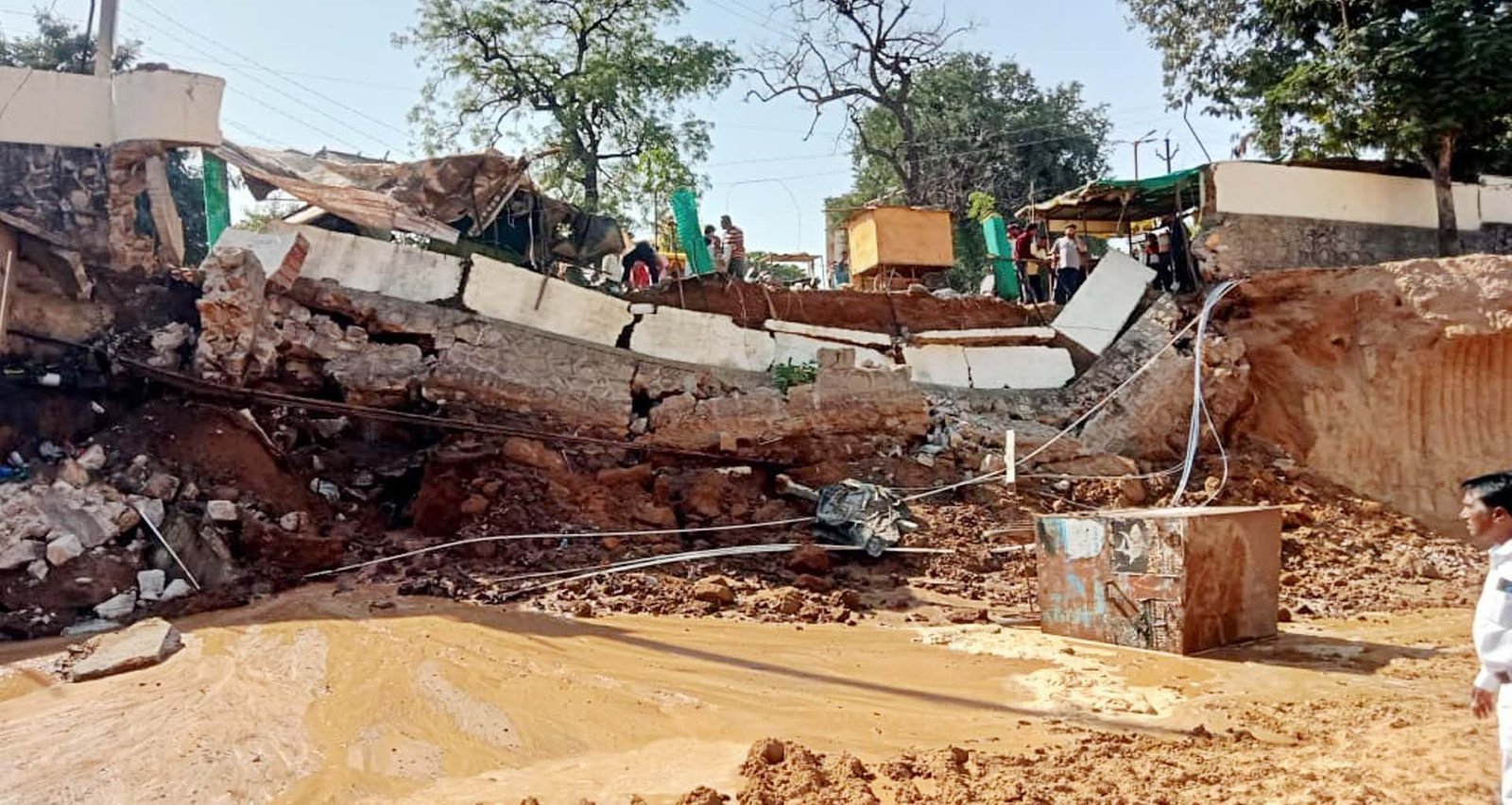 પાલનપુરમાં મીરાગેટ પાસે ગાર્ડનમાં કોટ ધરાશાઈ થતાં હડકંપ મચી