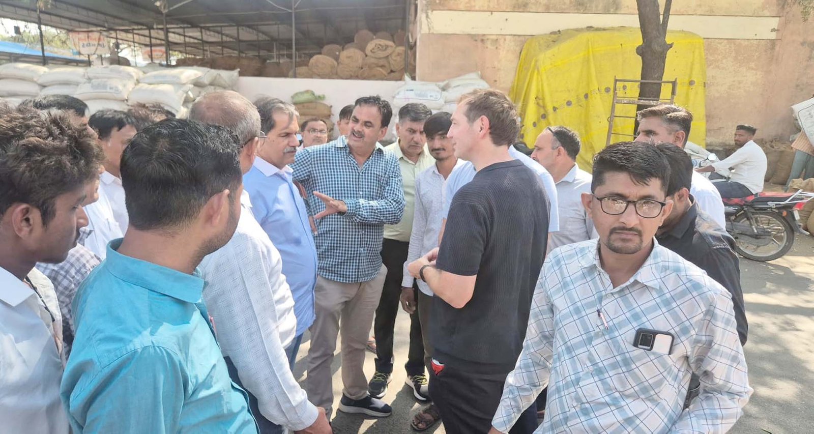 અમેરિકા અને નેધરલેન્ડના રાયડાના વેપારીઓ ડીસા માર્કેટયાર્ડની મુલાકાતે