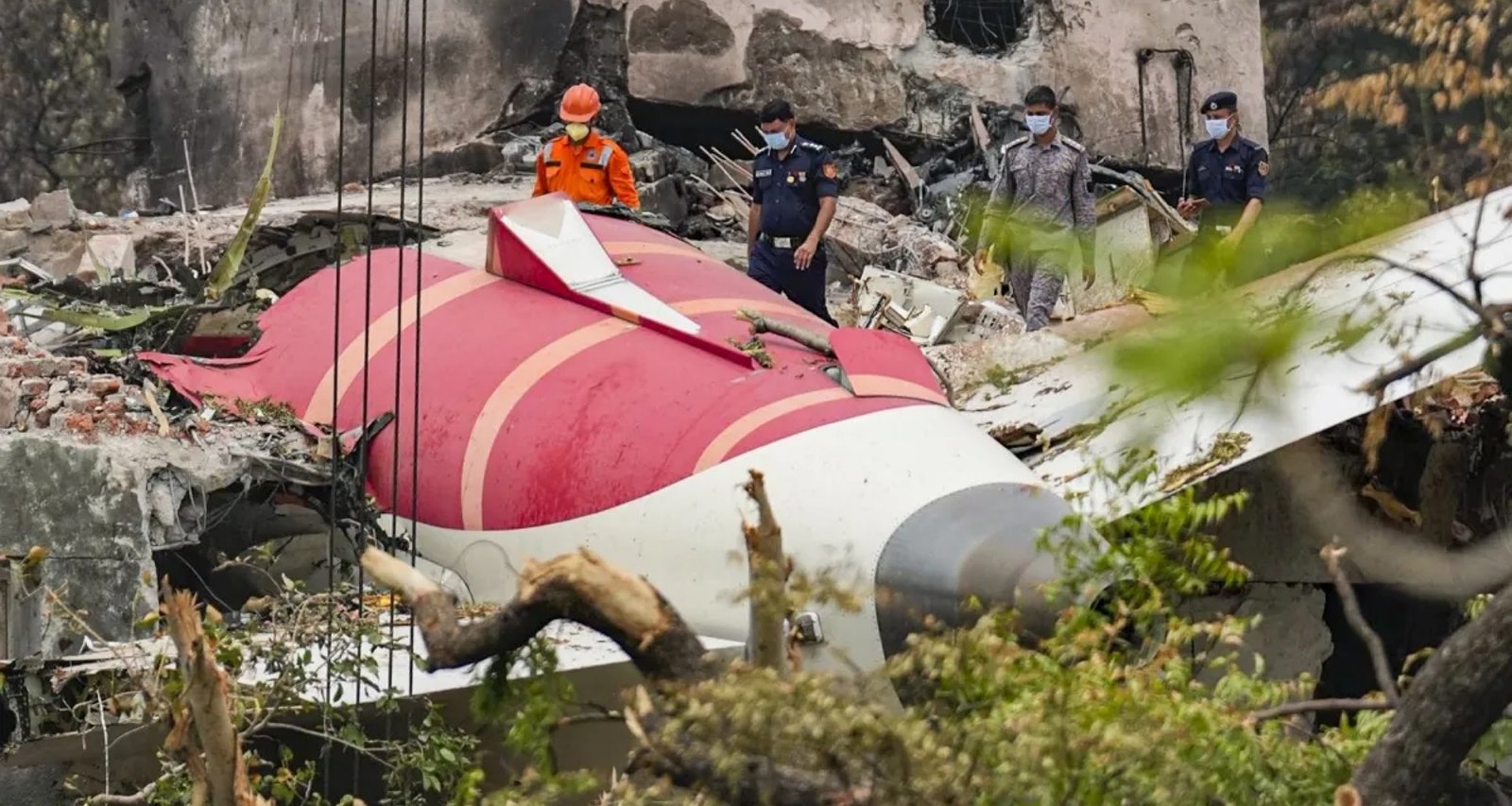 અમદાવાદ વિમાન દુર્ઘટના: સુપ્રીમ કોર્ટે કેન્દ્ર સરકાર અને DGCA ને નોટિસ ફટકારી, કેપ્ટન સુમિત સભરવાલના પિતાએ અરજી દાખલ કરી