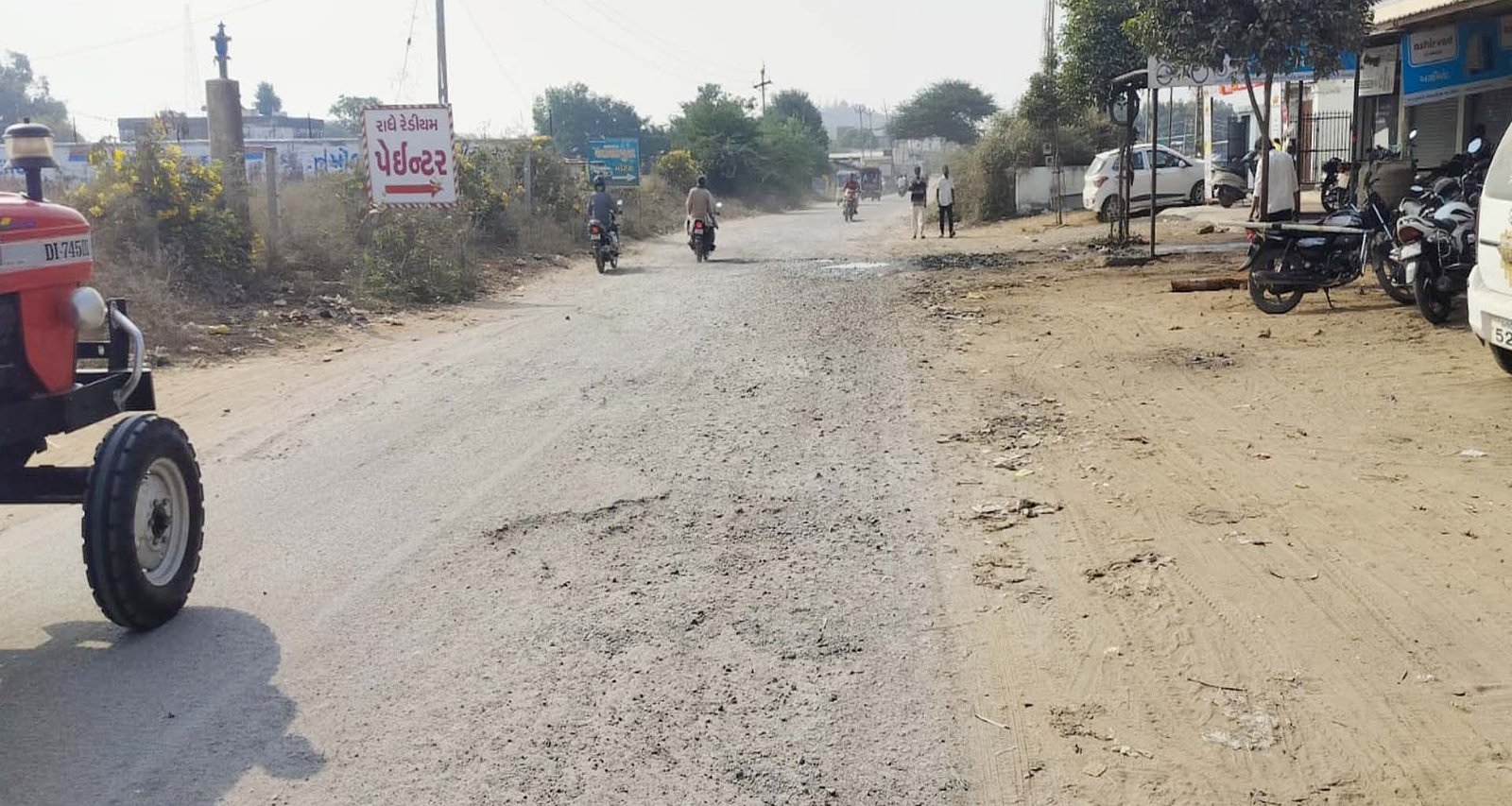 પાંથાવાડા-ધનિયાવાડા માર્ગની બિસ્માર હાલતથી વેપારીઓ અને રાહદારીઓ પરેશાન