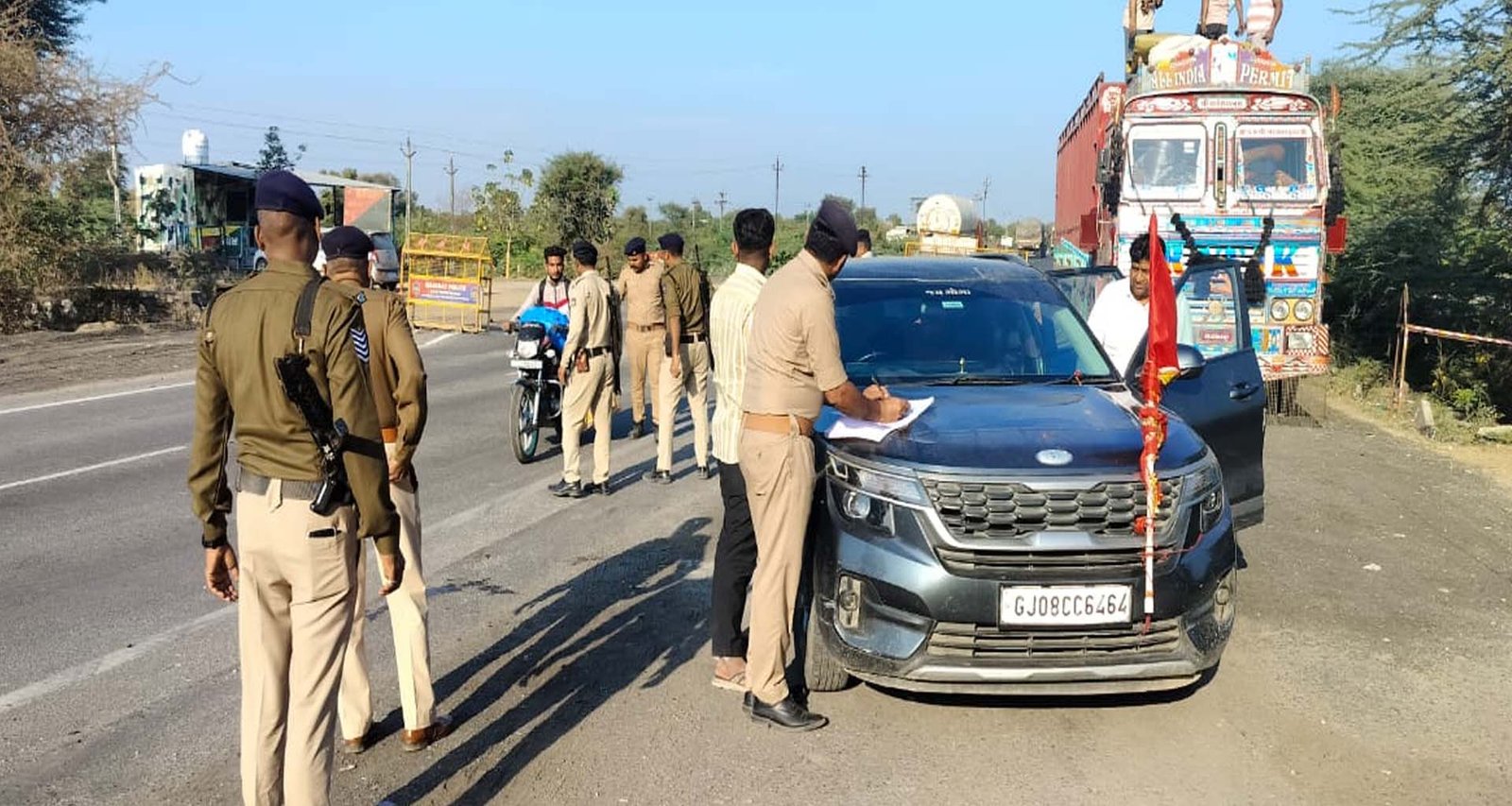 બનાસકાંઠા જિલ્લાના બોર્ડર વિસ્તારોમાં થર્ટી ફર્સ્ટને લઈ પોલીસનું સઘન વાહન ચેકિંગ