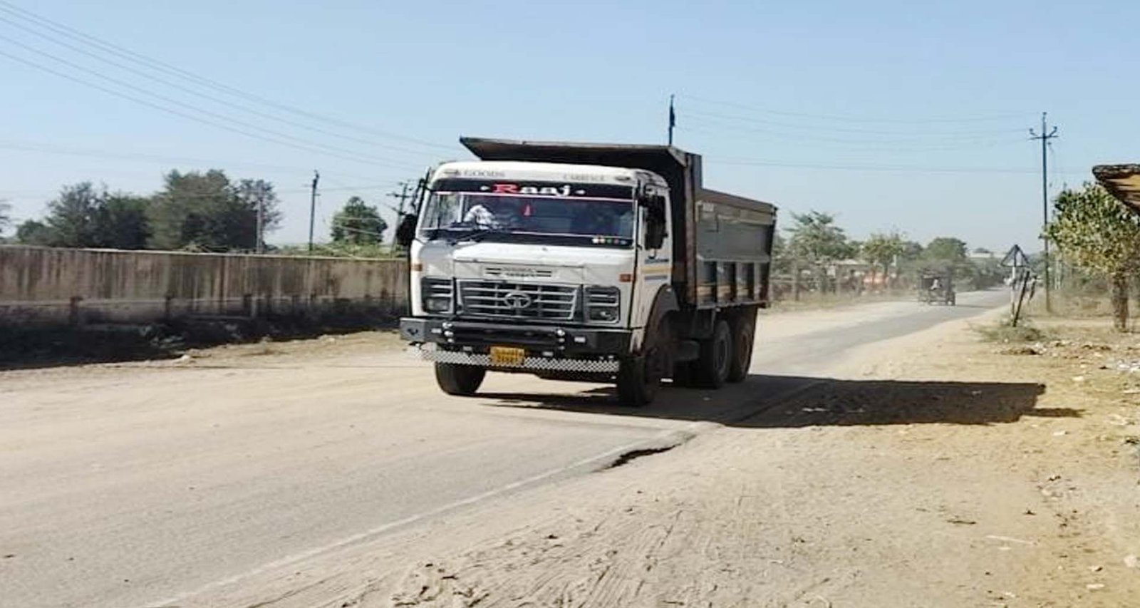 દાંતીવાડા પંથકમાં બેફામ ચાલતા રેતીના ડમ્પરો, સ્થાનિકોને અકસ્માતનો ભય