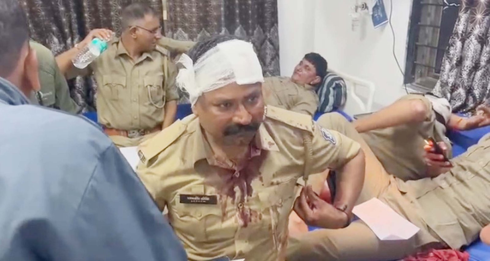 અંબાજીમાં ફોરેસ્ટ અધિકારીઓ અને પોલીસ પર પથ્થરમારો : અનેક કર્મચારીઓ ઘાયલ