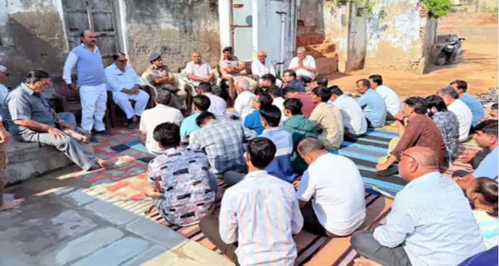 વાવમાં ડી કંપનીના સોનાના દાગીના મુદ્દે પોલીસે વેપારીઓ સાથે બેઠક યોજી