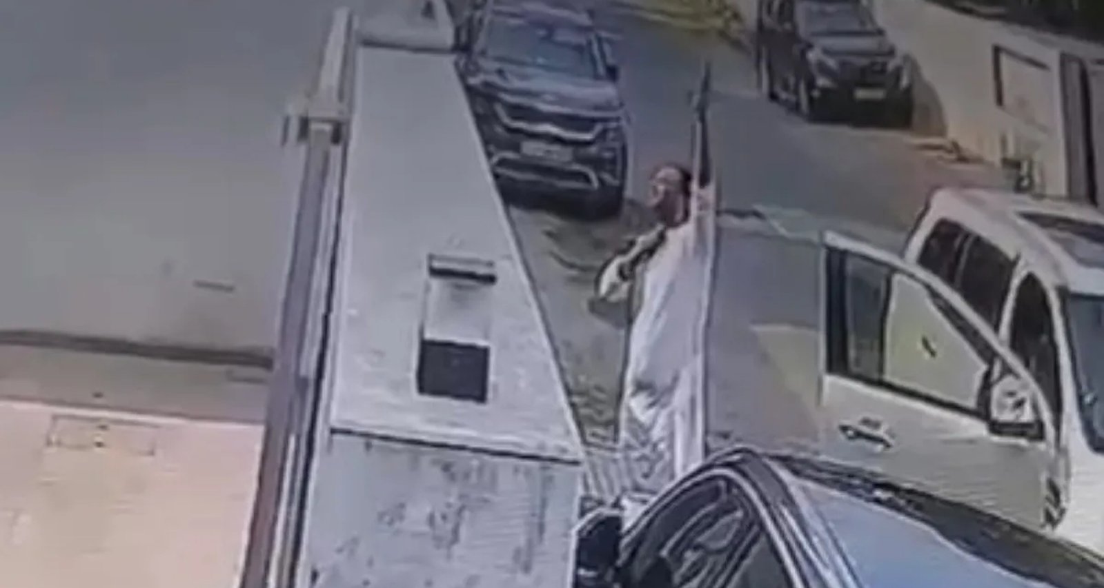 અમદાવાદ: ફોન પર સસરા સાથે ઝઘડો થયા બાદ, જમાઈએ ઘરની બહાર ગોળીબાર કર્યો; સમગ્ર ઘટના સીસીટીવીમાં કેદ