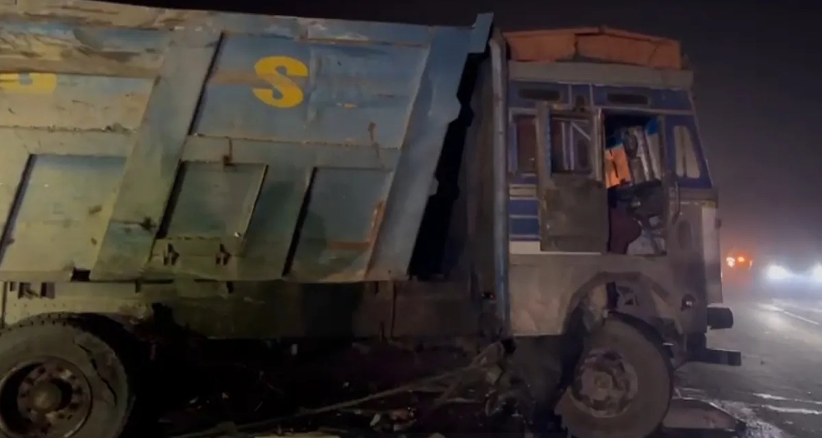 ડમ્પર અને બસ વચ્ચે ભીષણ ટક્કરમાં 35 લોકો ઘાયલ, ઘણાની હાલત ગંભીર