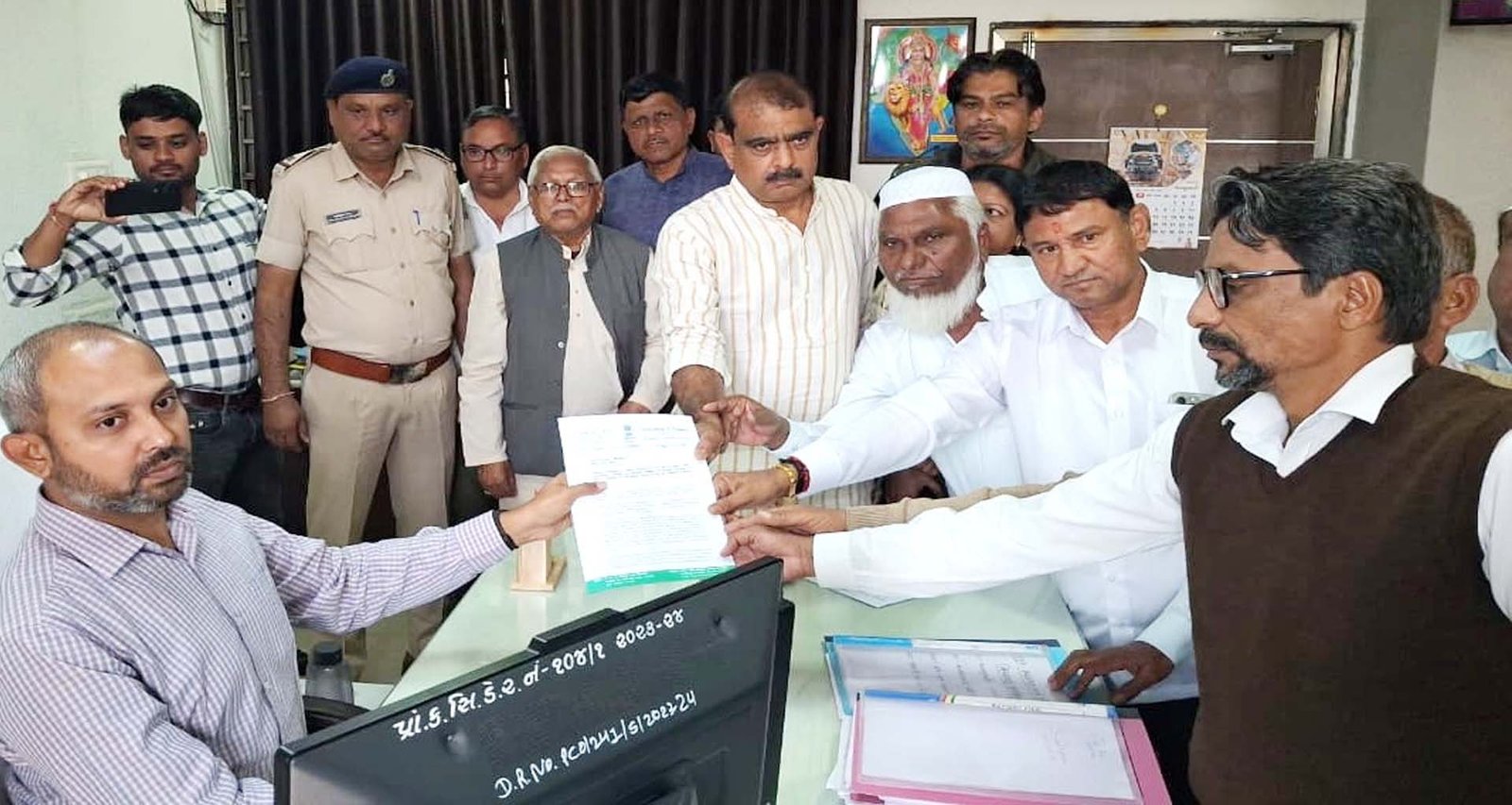 સિદ્ધપુર વિધાનસભામાં ૨૨,૦૦૦ થી વધુ મતદારોના નામ કમી કરવાના ષડયંત્રને લઈ પ્રાંત અધિકારીને આવેદનપત્ર સુપ્રત