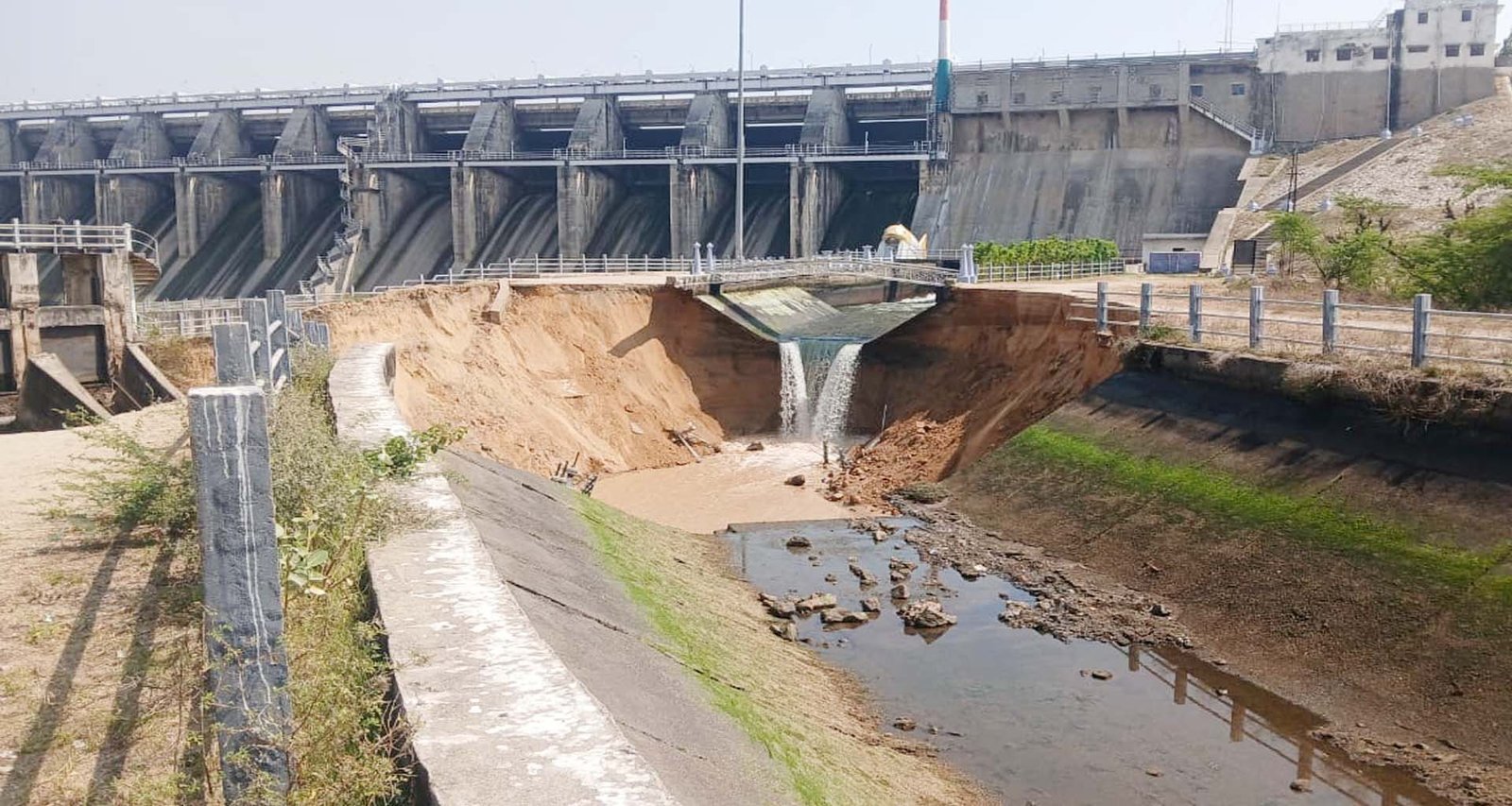 દાંતીવાડાની મુખ્ય કેનાલમાં ગાબડું : ગંભીર બેદરકારી સામે અનેક સવાલો ઉભા થયા