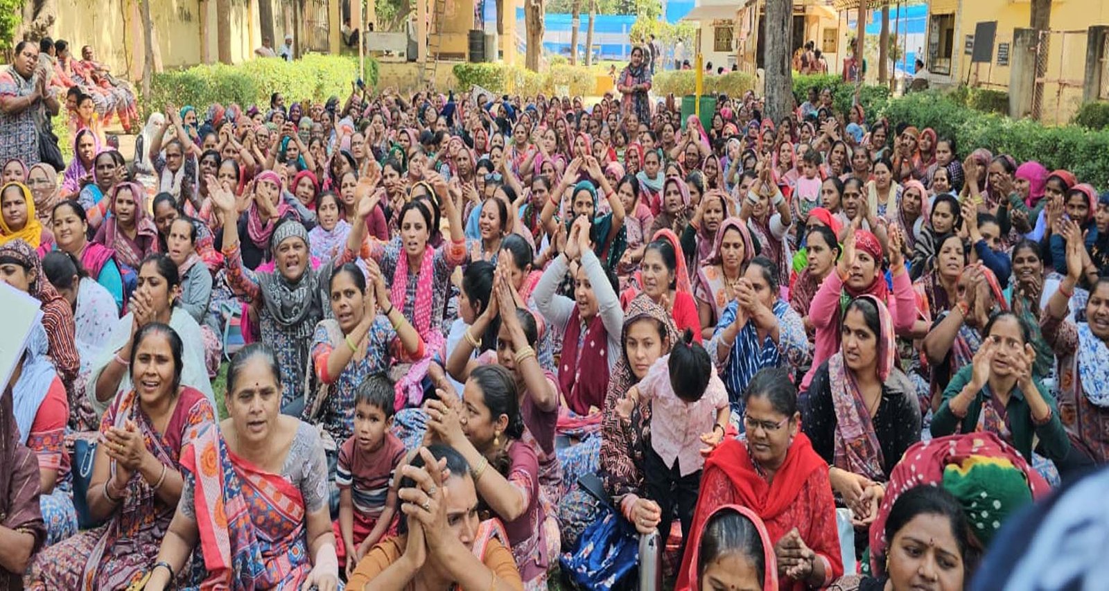 ડીસા ખાતે આંગણવાડી કાર્યકર બહેનોની અચોક્કસ મુદ્તની હડતાલ પર ઉતર્યા