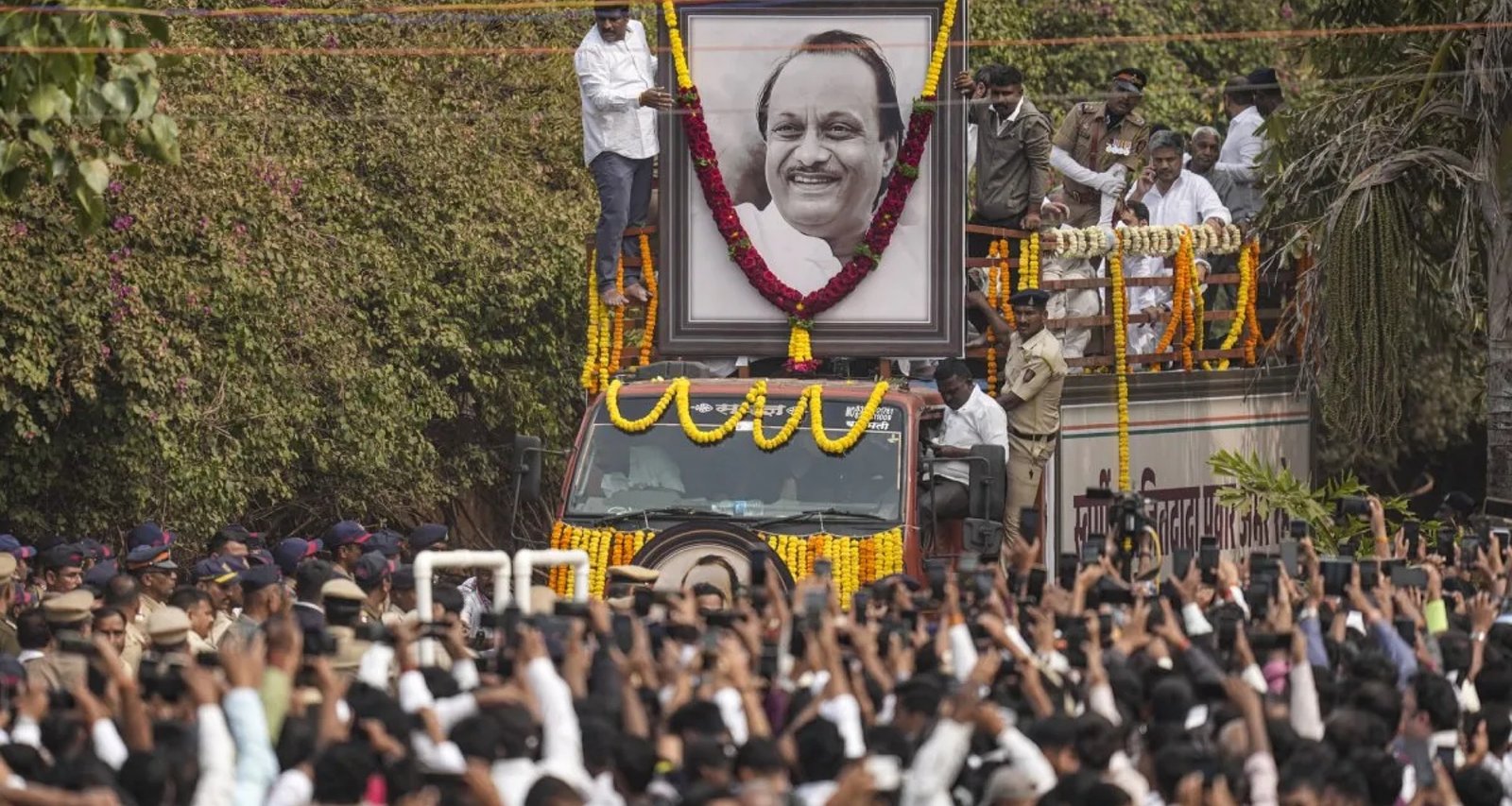 અજિત પવારના અંતિમ સંસ્કારમાં ચેઈન સ્નેચરોએ આતંક મચાવ્યો, 25-30 લાખ રૂપિયાના ઘરેણાં ચોરી ગયા